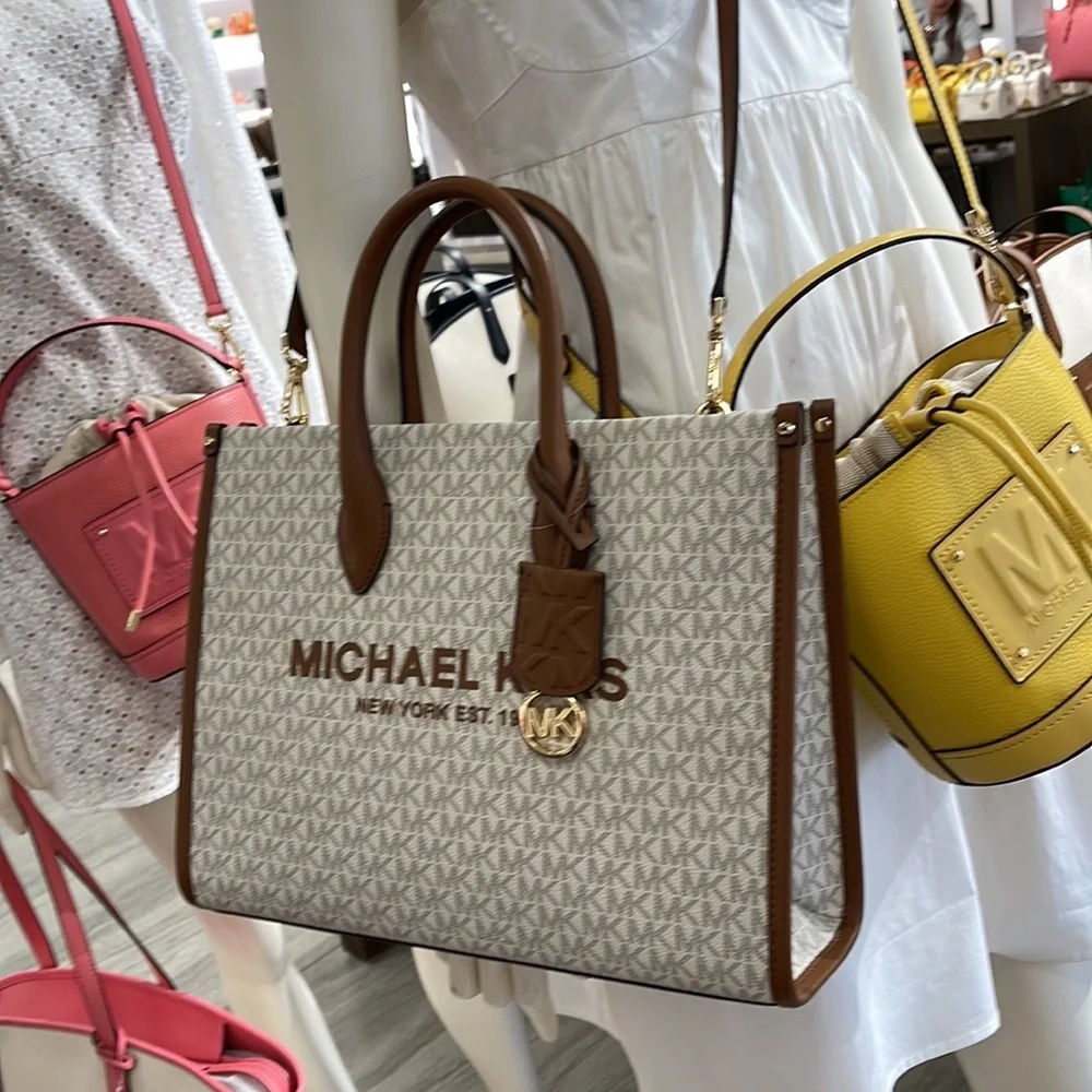 Michael Kors "Mirella" MD EW Tote Vanilla Shoulder Tote
35F2G7ZT2B - NWT - Picture 16 of 16